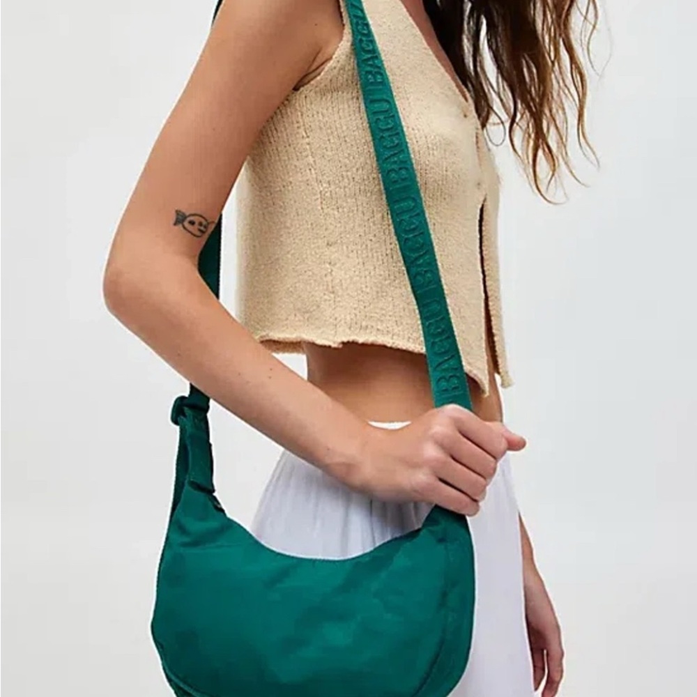 BAGGU: Cypress Small Crescent Bag🌲 - Picture 2 of 3